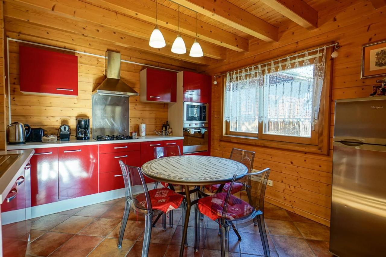 Le Chalet Bonheur Lathuile Exterior photo